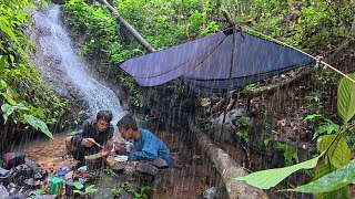 2 days camping in heavy rain overnight, harvesting fish in the middle of the Kalimantan forest