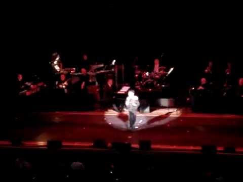 Liza Minnelli singing 'Cabaret' at Nottingham Royal Concert Hall