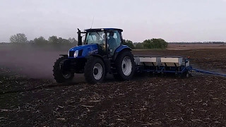 Трактор New Holland Т6050 посев кукурузы