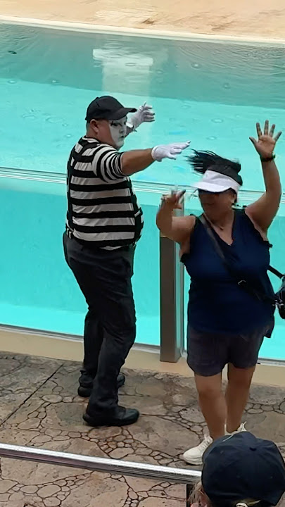 This is called Good Vibes 🥳 Tom the mime seaworld #seaworldmime #funny #viralvideo #comedy #fun