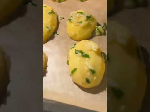 Ошеломительный рецепт запечённого картофеля с чесноком и сыром ..