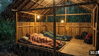 Camping hujan deras!! Membangun shelter bambu di dalam hutan tidur nyenyak sepanjang malam & berburu