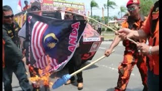 PROTES MERAH PUTIH TERBALIK, BENDERA MALAYSIA DIBAKAR