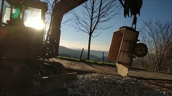 Unloading gravel from the trailer with the minidigger