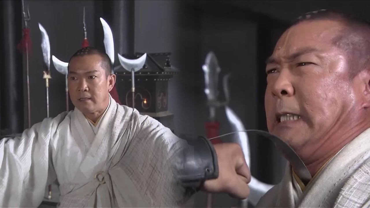 惡霸偷襲少林高僧，誰料少林高僧身體刀槍不入，直接震飛惡霸