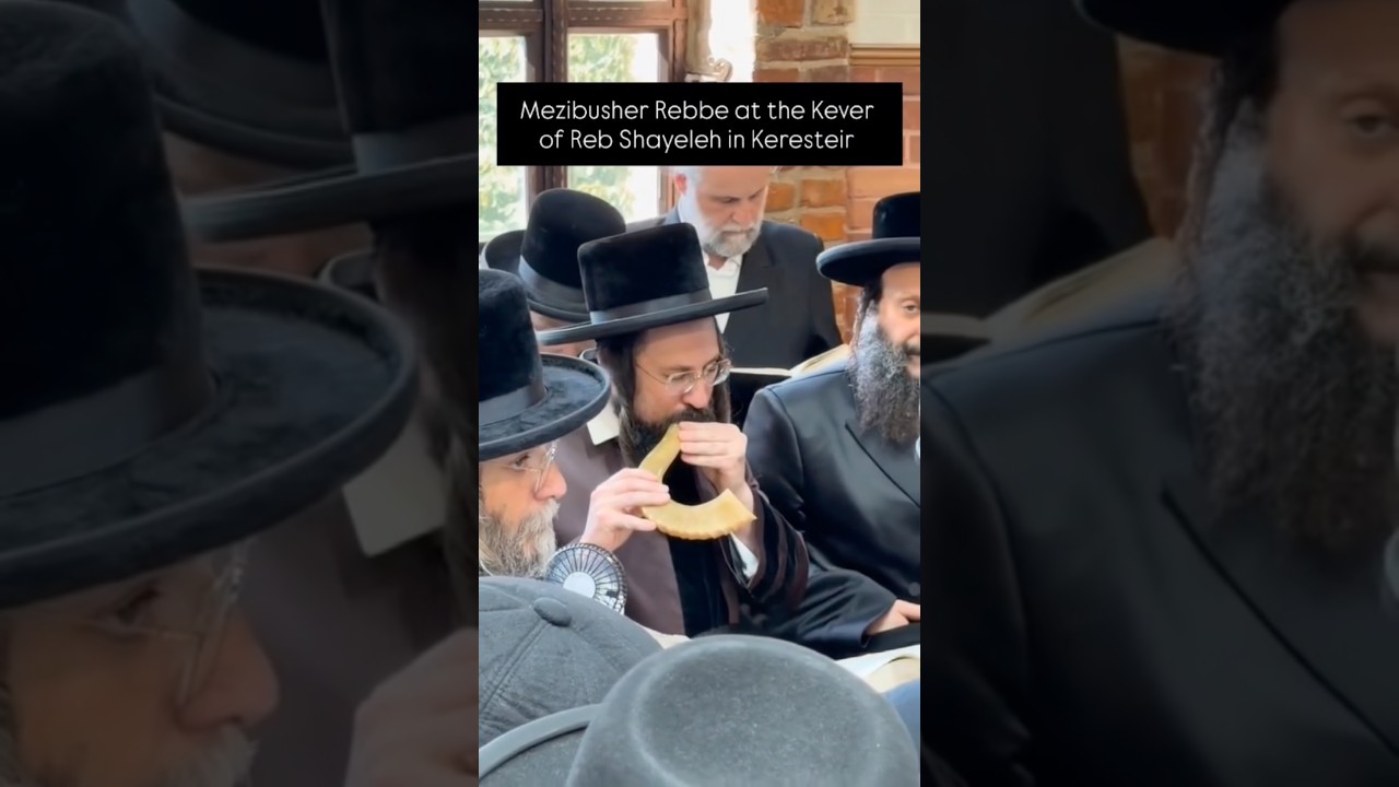 האדמו״ר ממעזבוז בתקיעת שופר בקבר רבי שיעלה בן ר׳ משה זי״ע