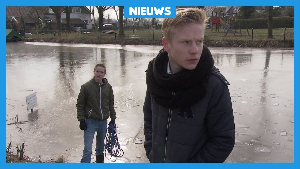 Jeroen en Bas halen kinderen onder het ijs vandaan