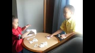 Dihotel mainin tiesu adik dan kakak,