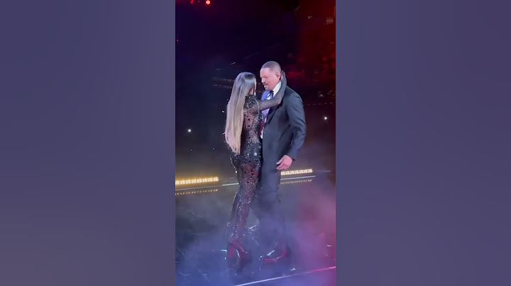 Will Smith and India Martinez kiss on stage during their live performance of “First Love” 😳