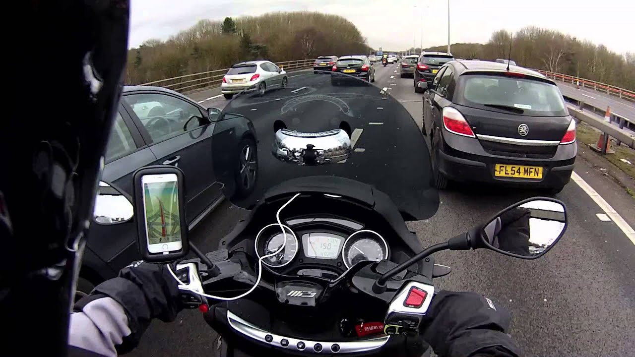 #16 Filtering on the M25 on a 2015 Piaggio MP3 500 Sport