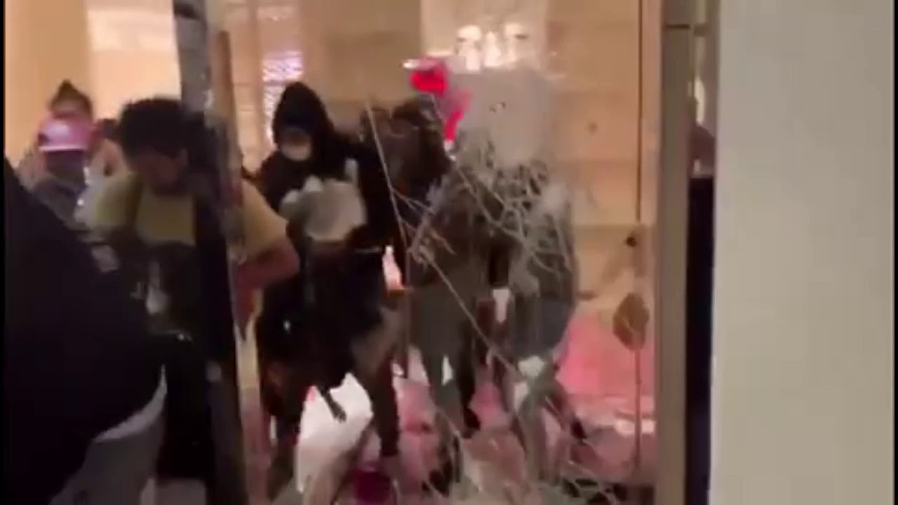 Rioters stealing bags at Louis Vuitton Store in Portland America - YouTube