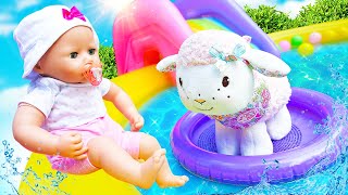 Bébé Annabelle a trouvé un petit agneau dans la piscine. Jeux à la nounou pour les petits