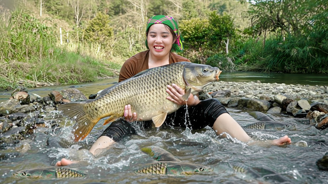 Catching Fish in the Forest with My Kids | Selling at the Market and Harvesting Greens for the Pigs