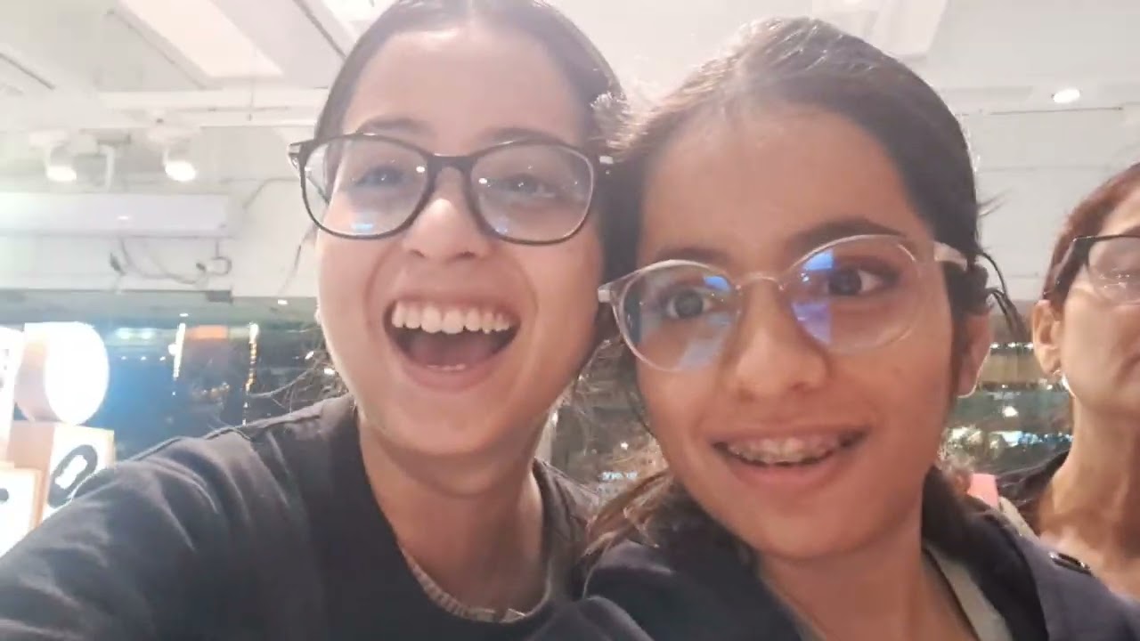 iPhone 17 Pro Dekhne Gaye The… Budget Hil Gaya!😂