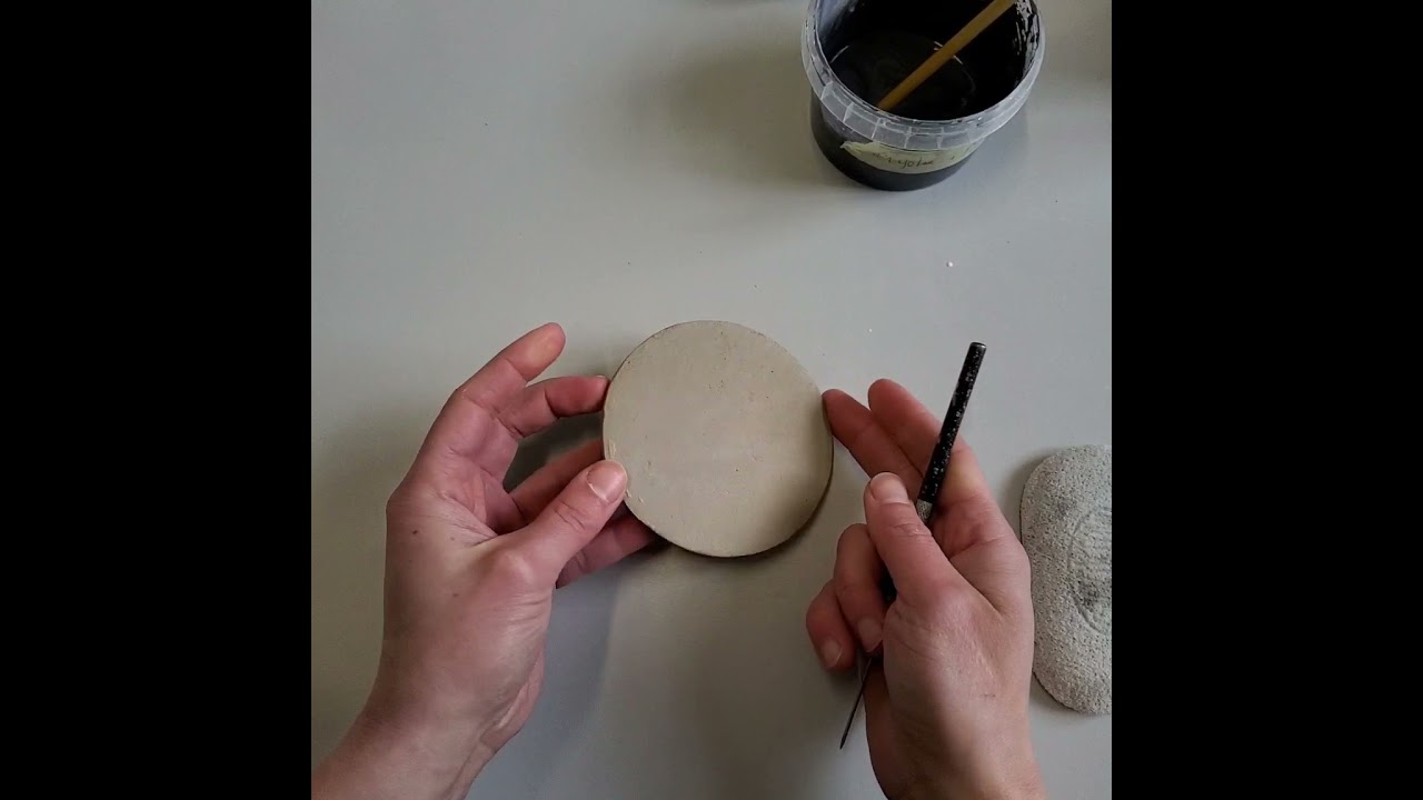 Tekenen met engobe op lederharde klei met behulp van koudwas door Merel Cremers.