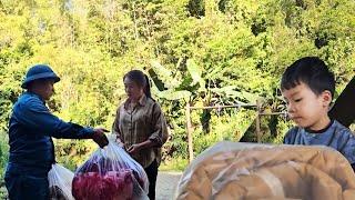 Download Lagu The policeman brought the blanket that Moc's husband asked him to buy for him MP3