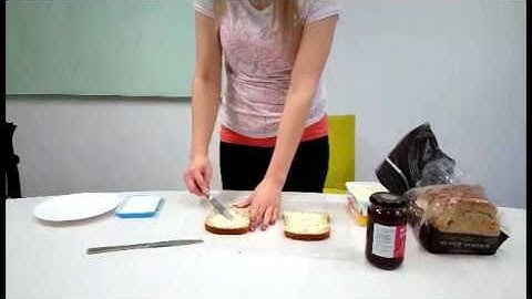 Showing children what an Algorithm is - Making a Jam Sandwich