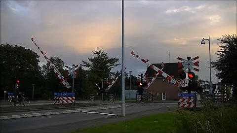 Spoorwegovergang Hoogezand-Sappemeer // Dutch railroad crossing