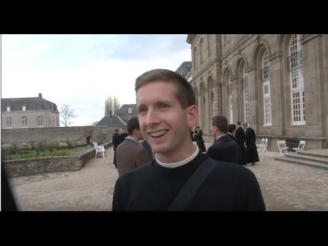Vidéo: Qu'est-ce qu'un prêtre régulier ?