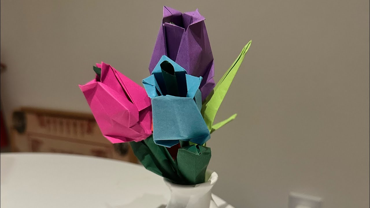 Easy origami tulip tutorial to keep in a vase as house decor. #diy #paperart (make more tulips 🌷 )