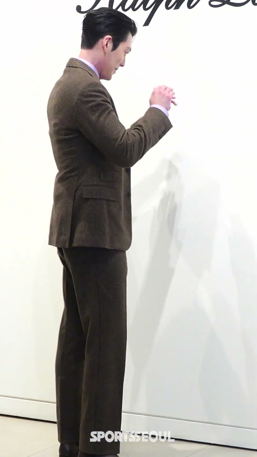 김우빈, 이곳저곳 포즈 요청에 '어질어질'