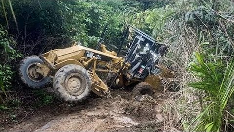 Cat Grader Machine Unloading from trailer