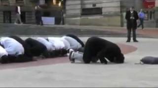 فيديو رائع يظهر عزة المسلم وسط اندهاش المارة street prayer