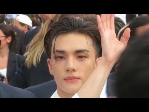 260929 Hyunjin of STRAY KIDS Departure at Dior show & signing for fans September 29 2026 황현진 스트레이 키즈
