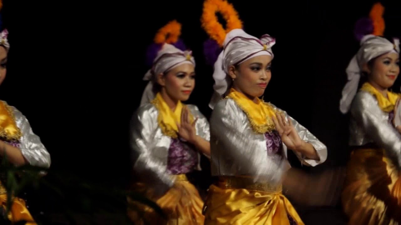 Tari Kuntulan seni tari UNNES 2012