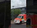 1-RTW-1 der Hauptfeuer- und Rettungswache Mülheim mit 2 Airhorngrüßen auf Einsatzfahrt