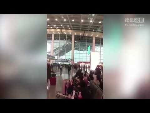 南昌昌北机场屋檐遭大风掀翻 亲历者：跟死神擦肩而过 国语高清
