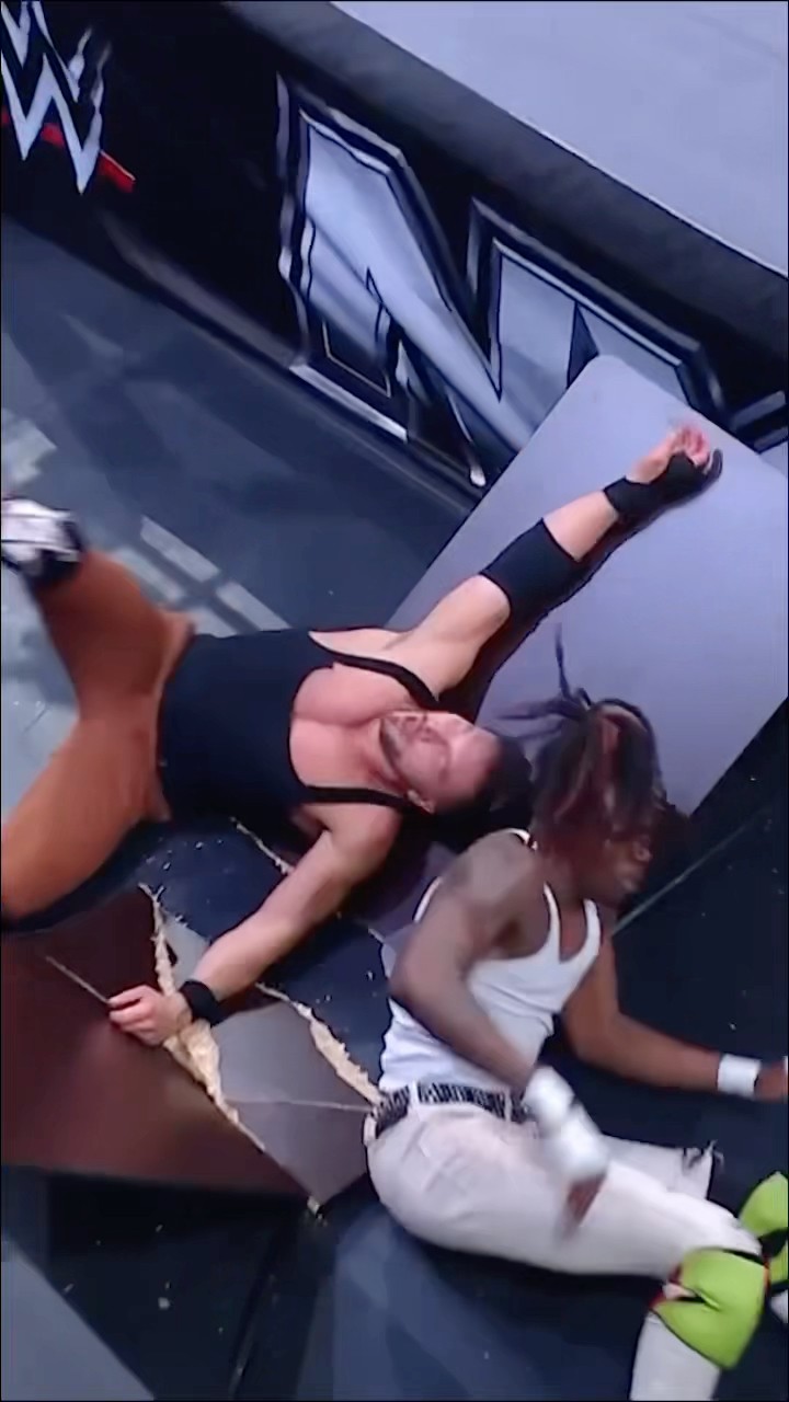 It’s not a Street Fight without tables!! ? #WWERoadblock