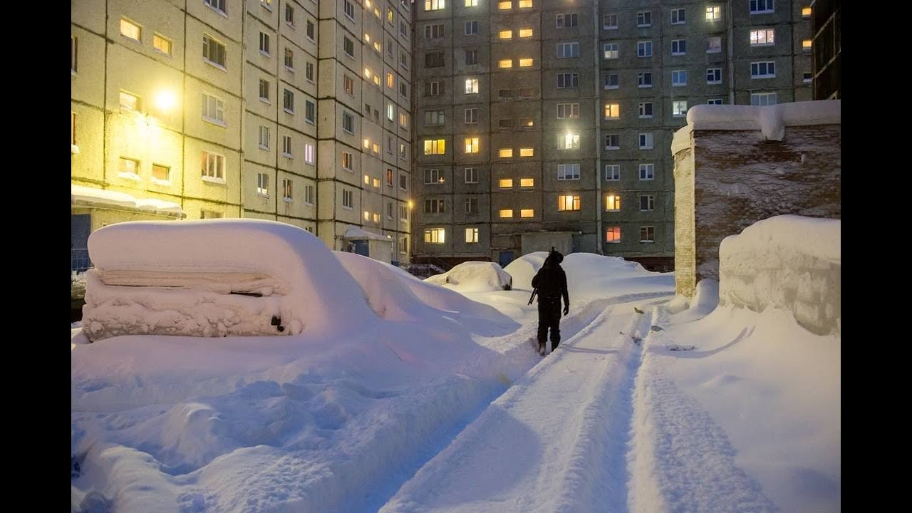 Сугробы жизни. Норильск зима Кайеркан. Кайеркан Норильск сугробы. Город Норильск 2022. Талнах 5 микрорайон.