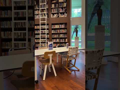 Video: Rumah putih modern yang tampaknya terputus dari sebuah majalah
