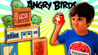 ANGRY BIRDS en casa con BLOQUES GIGANTES!! Dani y Evan lanzan a RED