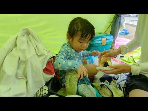 2023/8/6_【1歳10ヶ月】プールサイドでテントの中でランチを食べるマレ /【1y & 10m old】Male eating lunch in a tent by the pool