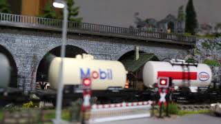 Viessmann 5107 H0 Bahnübergang Mit Emotion Bahnwärter 1550, Soundmodul 5556 Und Andreaskreuze 5065