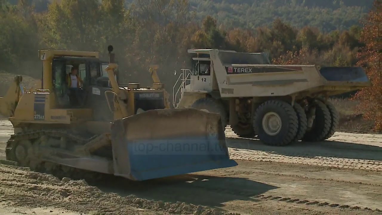 Shembet rruga nacionale në Borsh/ Aksi duhej të mirëmbahej nga kompania “Salillari” - YouTube