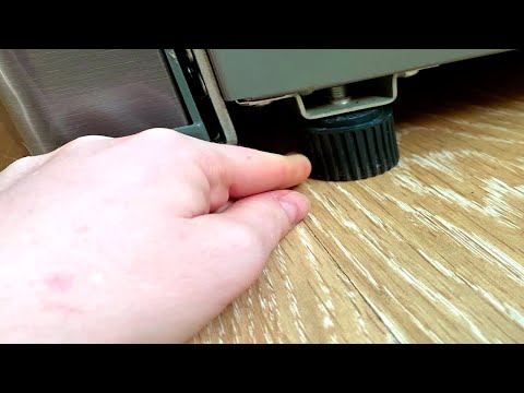 Как отрегулировать ножки холодильника