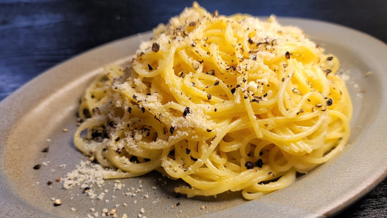 次に流行るパスタ絶対これだ。激ウマ具無しワンパン虚無パスタ【カッチョエペペ】 - YouTube