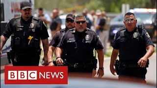 Texas police face anger for delay in tackling school gunman - BBC News