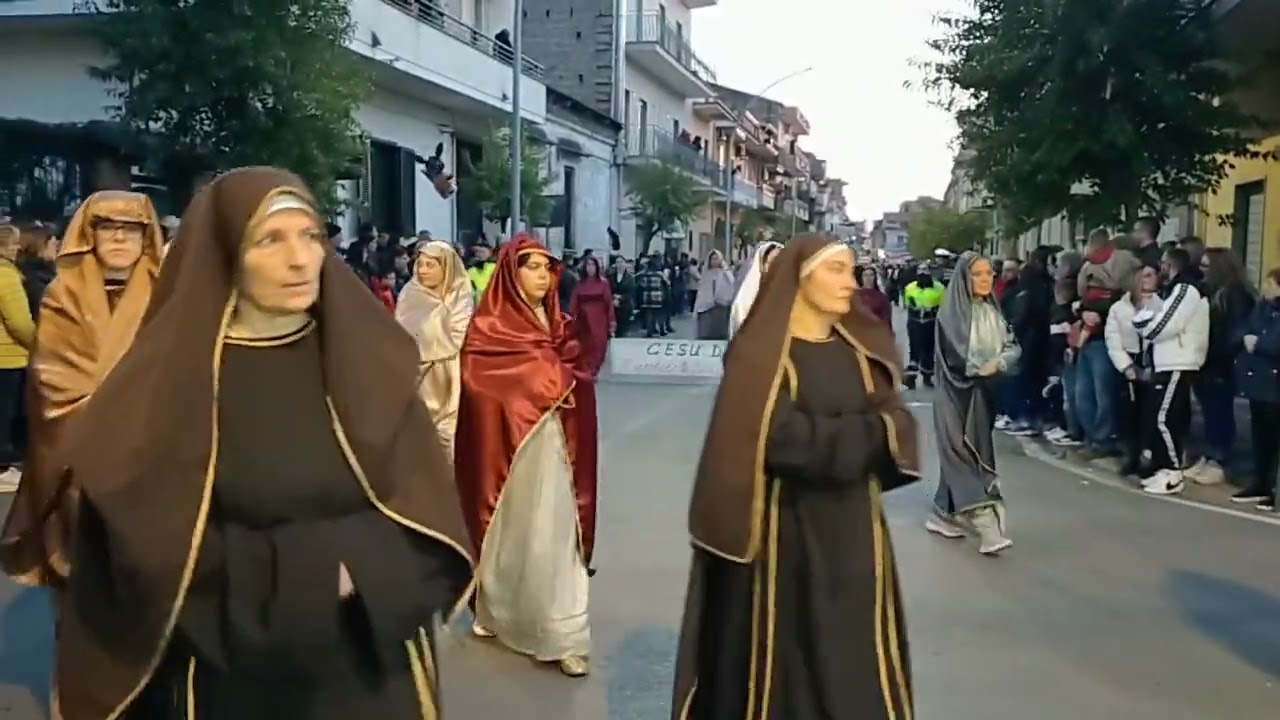 processione Acerra 2023...Gesù porta la croce ...