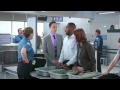 Intel Spot mit Jim Parsons Tablet am Airport
