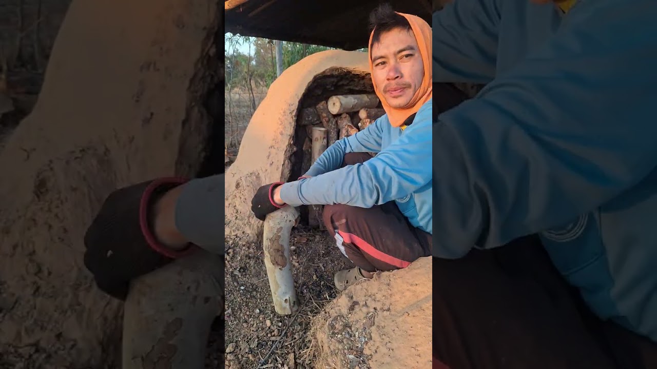 เอาฟืนเข้าเตาเผาถ่านตลอดจนเก็บออกมาเป็นถ่านครับ