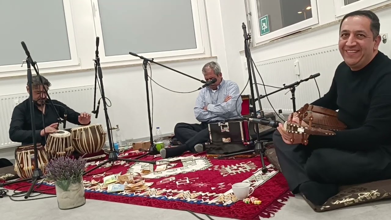 درخاموشیه لحظه ، رباب به سخن می آید... استادم می نوازد، وجان ها گوش میسپارند