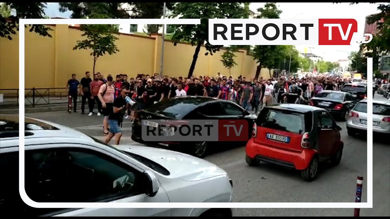 Tifozët e Vllaznisë ndezin kryeqytetin, atmosferë fantastike para finales së Kupës me Laçin