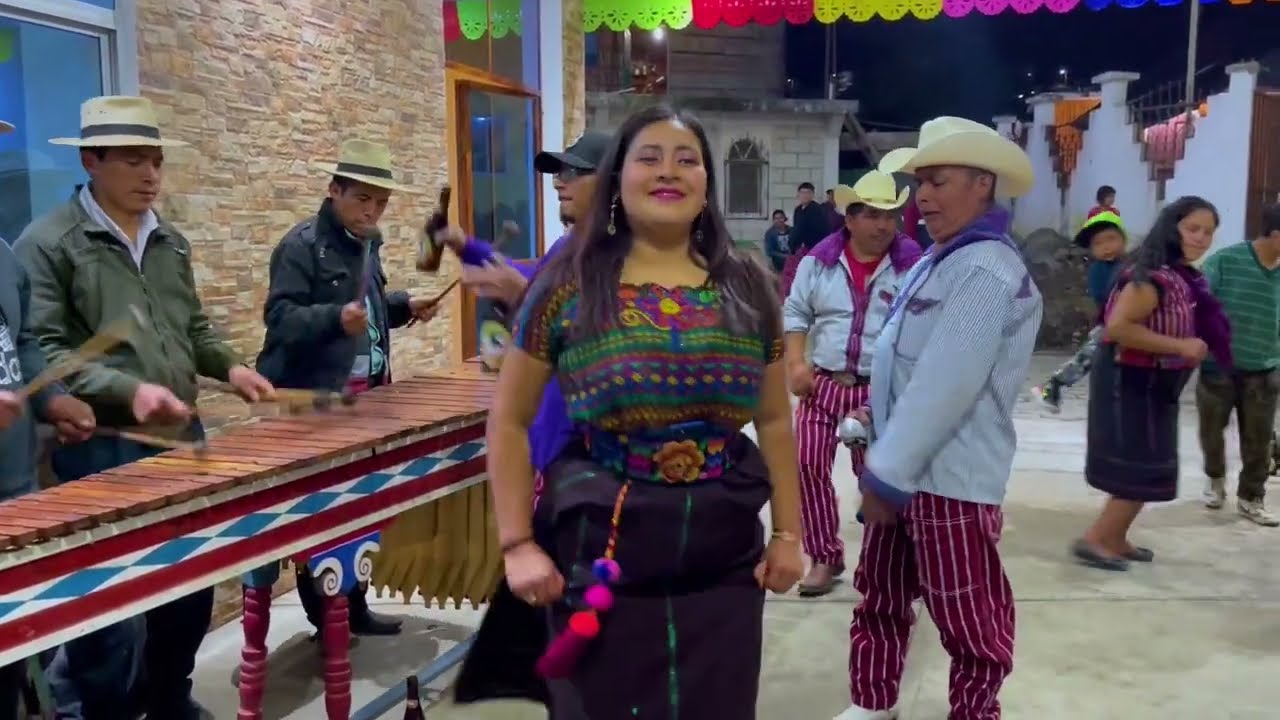 Todosantera bailando al ritmo de las mejores piezas de la marimba