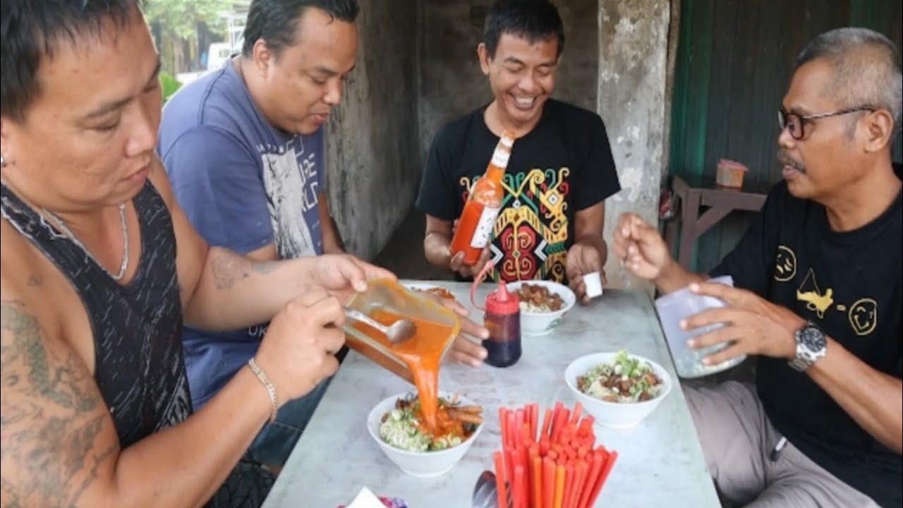MAKAN MIE AYAM DI PINGGIR JALAN,,,,KITA HABISIN SAMBELNYA