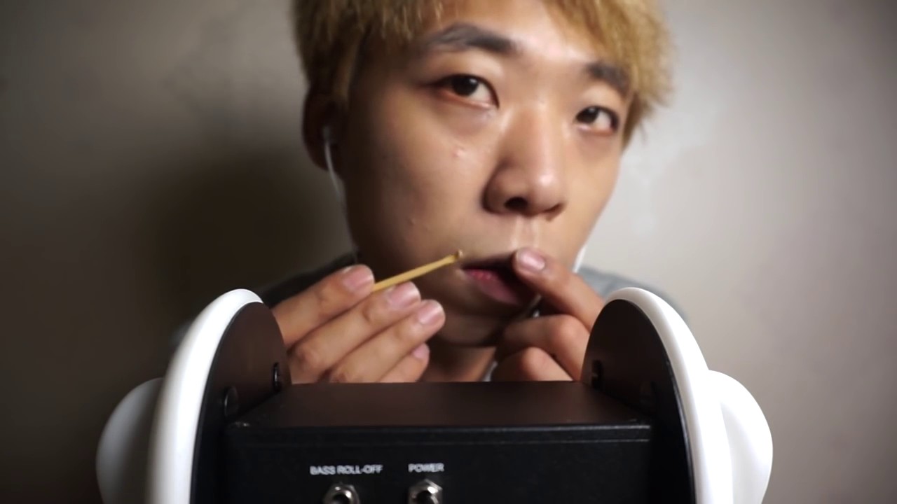 3dio-asmr-asmr-handmovement-ear-cleaning