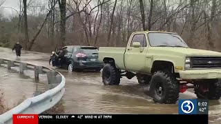 Community steps in to help people stranded in vehicles